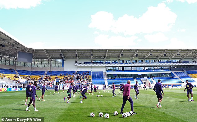 The English training was only open to 500 supporters in the FC Carl Zeiss Jena stadium