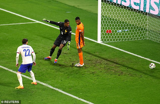The goal was ultimately disallowed by the VAR, who after review decided that Denzel Dumfries (right) interfered with the goal from an offside position