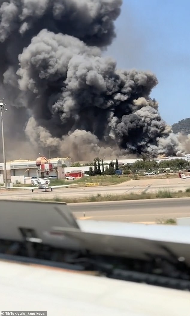 The fire in the 1,000 m² warehouse has led to long lines of cars on the lanes entering and leaving the airport