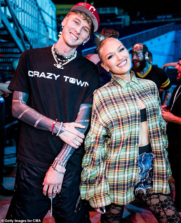 Gwen also posed with rapper and rocker Machine Gun Kelly