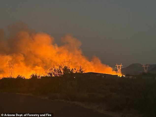 Residents in the Phoenix area of ​​Arizona have been asked to evacuate their homes as wildfires have burned 2,500 acres of land