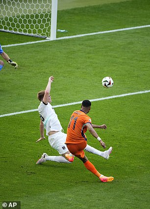 Cody Gakpo is a plague for the Dutch on the left flank, he scored twice