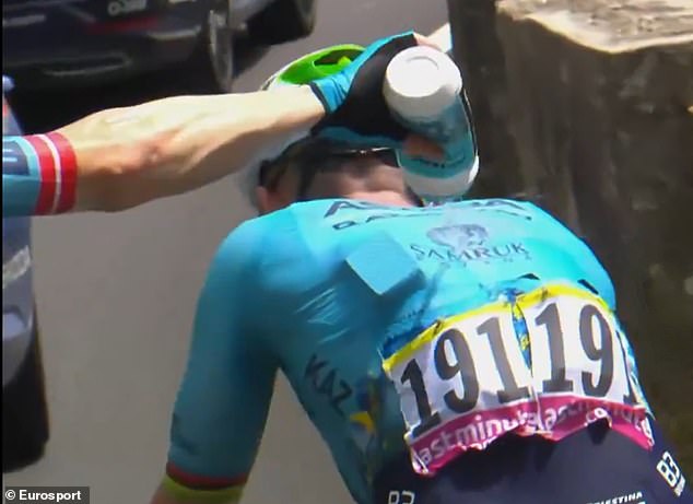 Cavendish was cooled during a hill climb by a colleague who poured water on him