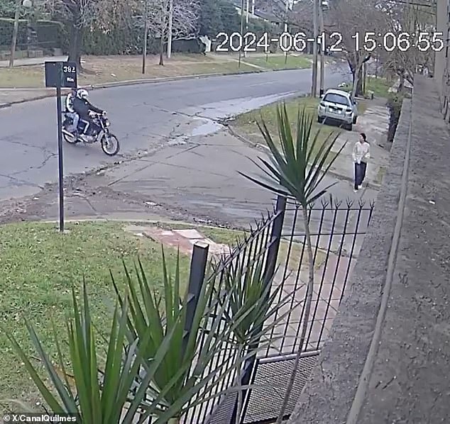 Video footage captured the shocking moment two motorcycle robbers try to rob a woman on the streets of Quilmes but face swift karma