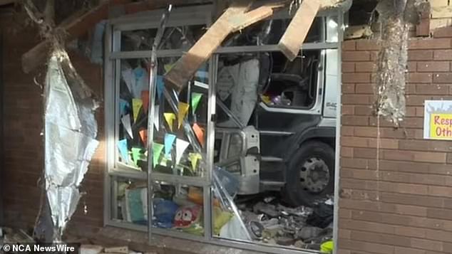 The truck driver was stuck in his cab for about 40 minutes (photo at the primary school)