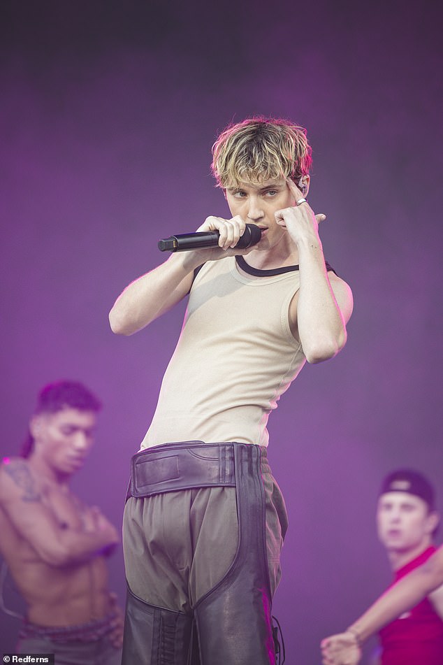 Troye Sivan (photo) makes hearts beat faster during his recent tour and doesn't let go of a single string of pearls with his spicy antics on stage