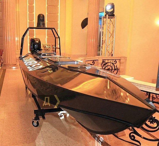 The kamikaze Stalker 5.0 vehicle has a range of 600 kilometers and can race across the sea at speeds of 75 km/h thanks to its 60 hp speedboat engine