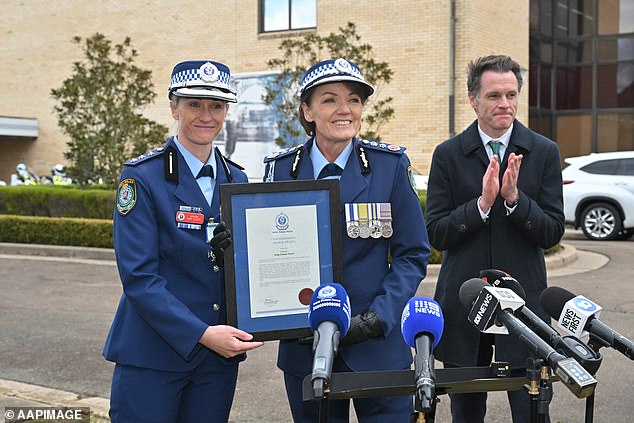 NSW Police Inspector Amy Scott receives the Commissioners Valor Award from NSW Police Commissioner Karen Webb