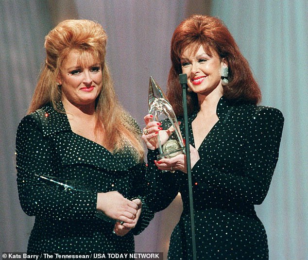 Wynonna, left, and Naomi Judd, right, accepted their eighth consecutive CMA award at the 25th annual CMA Awards show at the Grand Ole Opry House in 1991