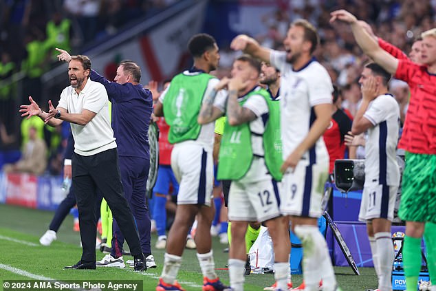 The England players and Southgate shouted orders at the players who were playing against each other in the final minutes of the match
