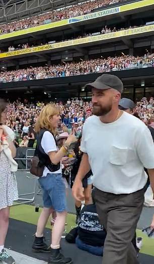 Kelce stunned fans by arriving on the show halfway through Taylor's rendition of 