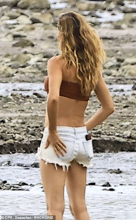 The star showed off her enviable body as she spent the day relaxing
