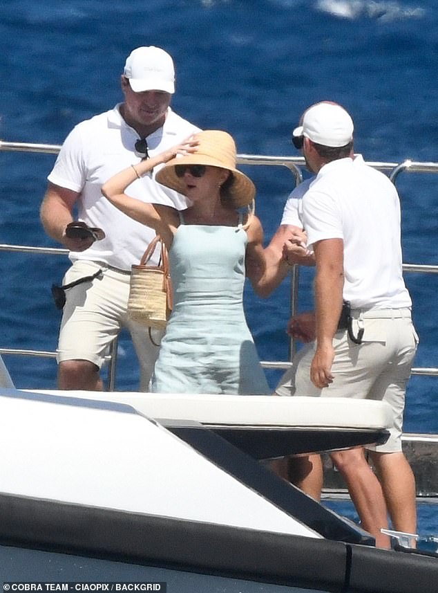 Posh was assisted by a crew of three, and looked incredibly chic in her boat look
