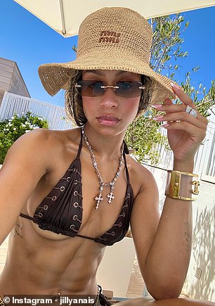 Anais shows off her toned abs on vacation