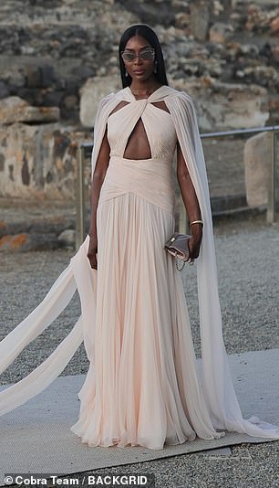 Supermodel Naomi looked stunning in a long dress in the same colour with a sexy crossover section at the neckline and a keyhole detail at the front.