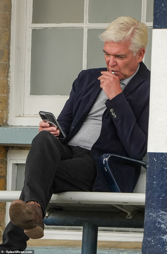 Smoking has been banned in railway stations in England since July 2007. This applies to station halls, ticket halls and on platforms – both covered and uncovered.