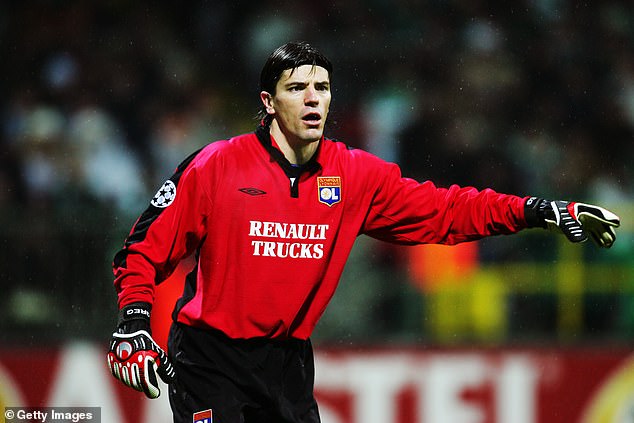 Gregory Coupet showed an unorthodox piece of goalkeeping against Barcelona in 2001