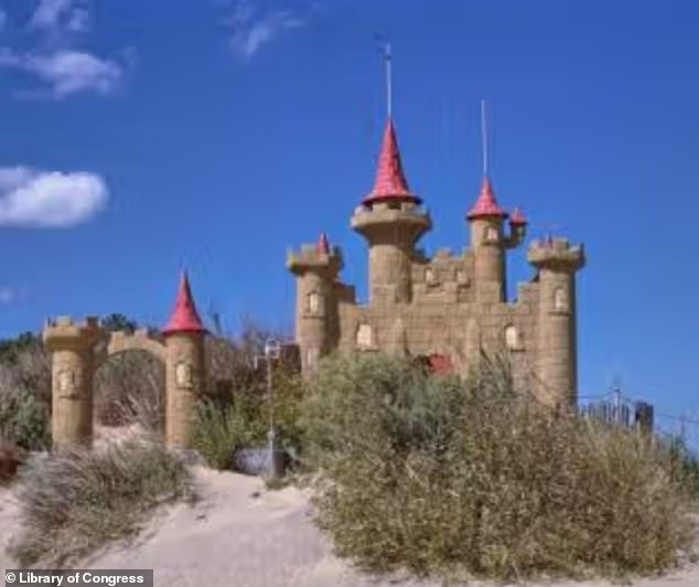 The castle originates from a miniature golf course that opened in the dunes around 1978