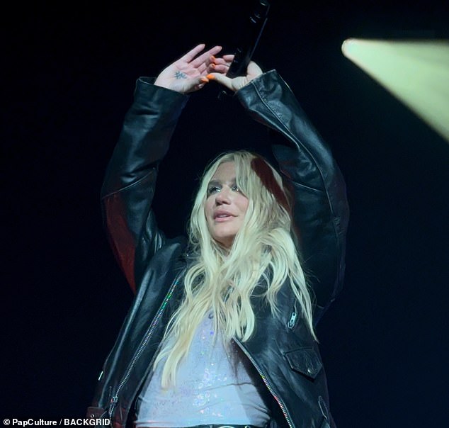 Later in the evening, Kesha opted to dress a little more in layers as she wore a black leather jacket