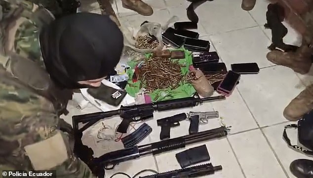 Ecuadorian troops reveal the loot of weapons they found and collected