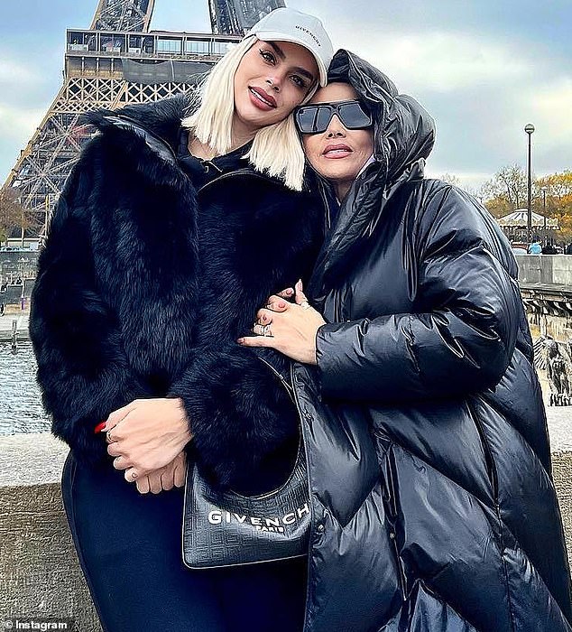 Martha Salcedo with her mother María Hernández during a holiday in Paris