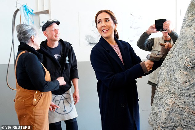 Yesterday the Queen helped make a memorial stone for the indigenous Greenlandic polar explorer Arnarulunnguaq in a workshop in Nuuk