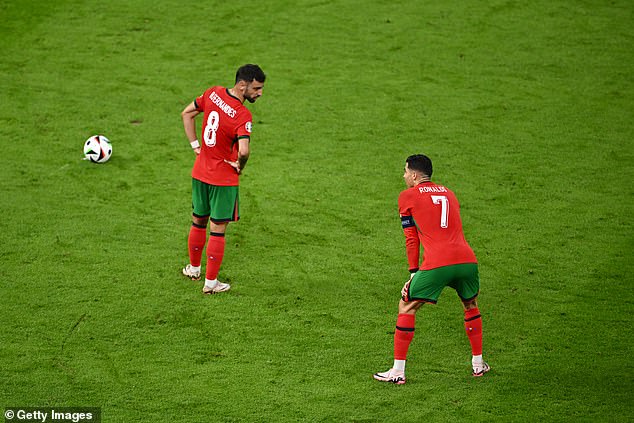 Fernandes and Ronaldo appeared to have a discussion about who would take the free kick