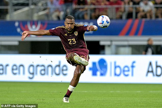 In the second half, Salomon Rondon scored the equalizer from over forty meters