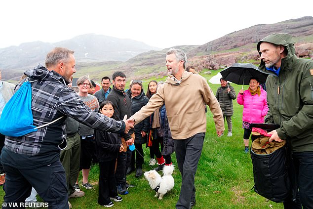 Meanwhile, Frederik put on black hiking pants and a light brown hoodie for the outing in Igaliku