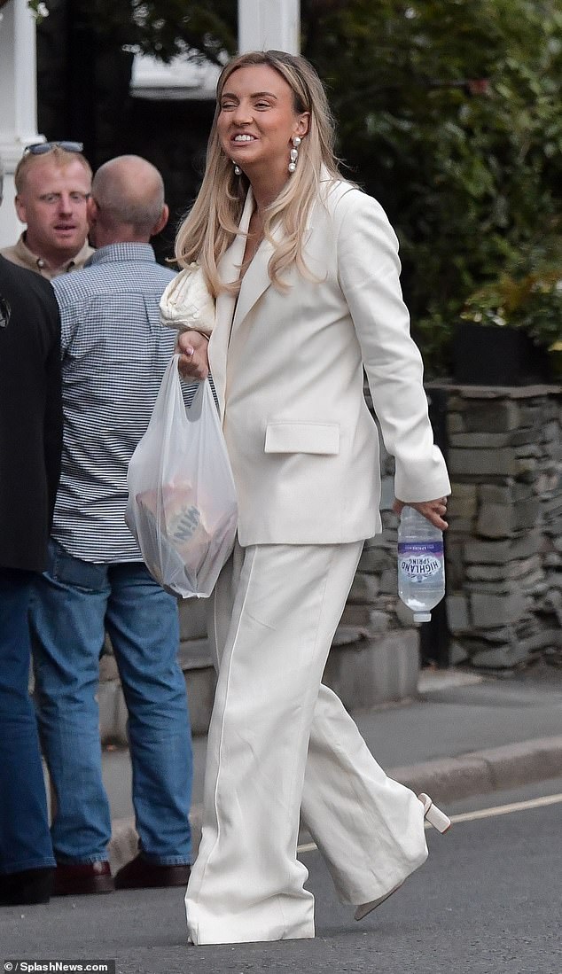 Meanwhile, her sister Zoe looked gorgeous, wearing a cream suit over a white lace bralette