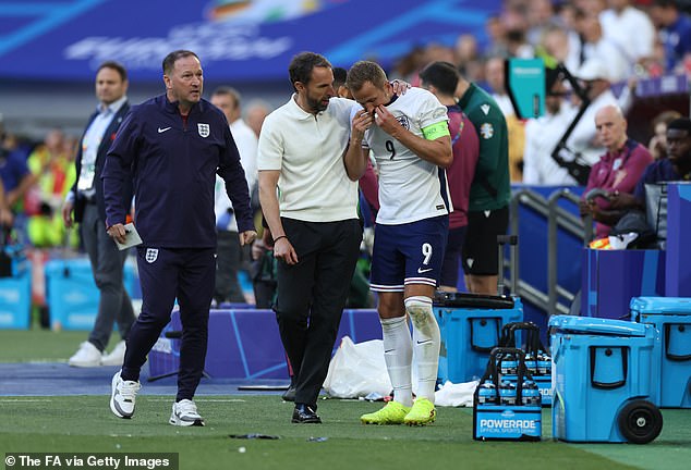 Kane looked frustrated when he had to be replaced by Ivan Toney in Düsseldorf