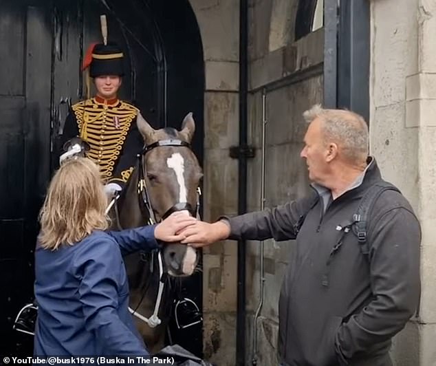 The soldier was surprised when her parents emerged from a sea of ​​umbrellas and pushing tourists to chat with her as she continued her work