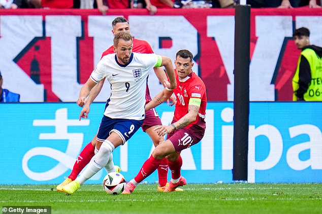 England captain Harry Kane (left) remained in the team for the match despite his heavy and muscular appearance.