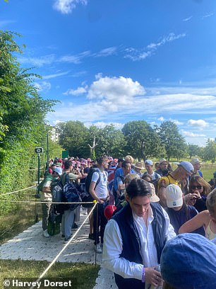 Slow Progress: Thousands of queues gradually move into the grounds