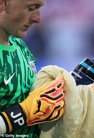 Pickford can thank his water bottle for the crucial save