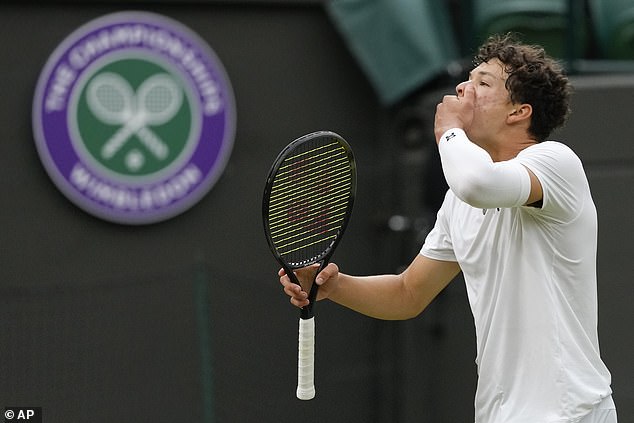 American Ben Shelton, who served well, lost in three sets to Sinner on court No. 1