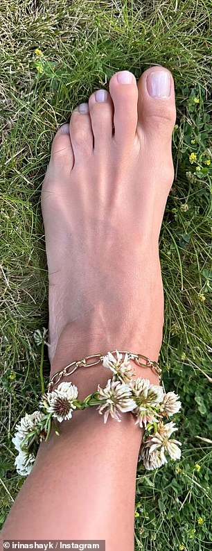 She showed off her artistic talents by making her own daisy-shaped anklet using local flowers