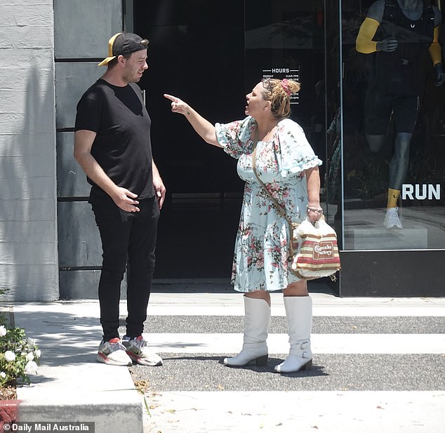 Besides running errands, the TV presenter was also seen having a lively conversation with someone on the street