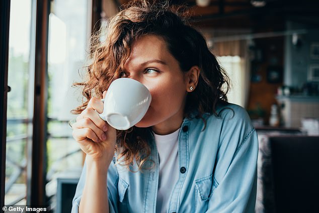 Research suggests that coffee can improve health by preventing chronic diseases and improving metabolism. But there has long been debate over whether it is better to drink it hot or iced.