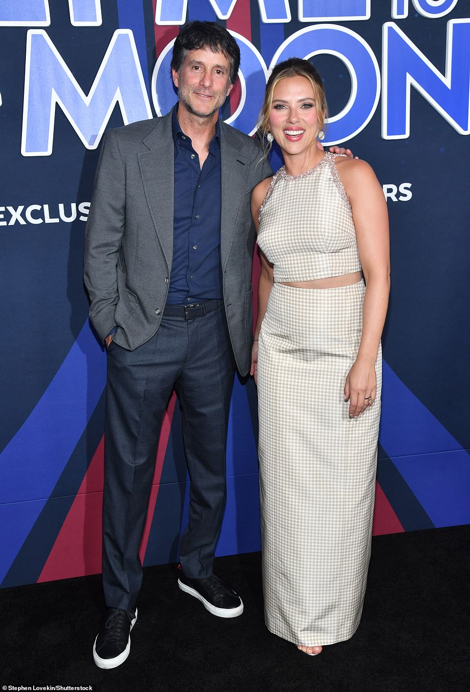 Jamie Erlicht and Scarlet pose together on the red carpet