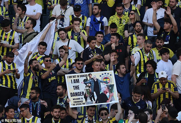 His unveiling took place in front of thousands of fans at Fenerbahçe's home stadium