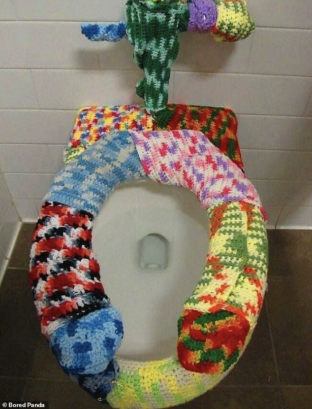 Cozy! In the meantime, someone came up with the very unhygienic idea of ​​knitting a toilet seat