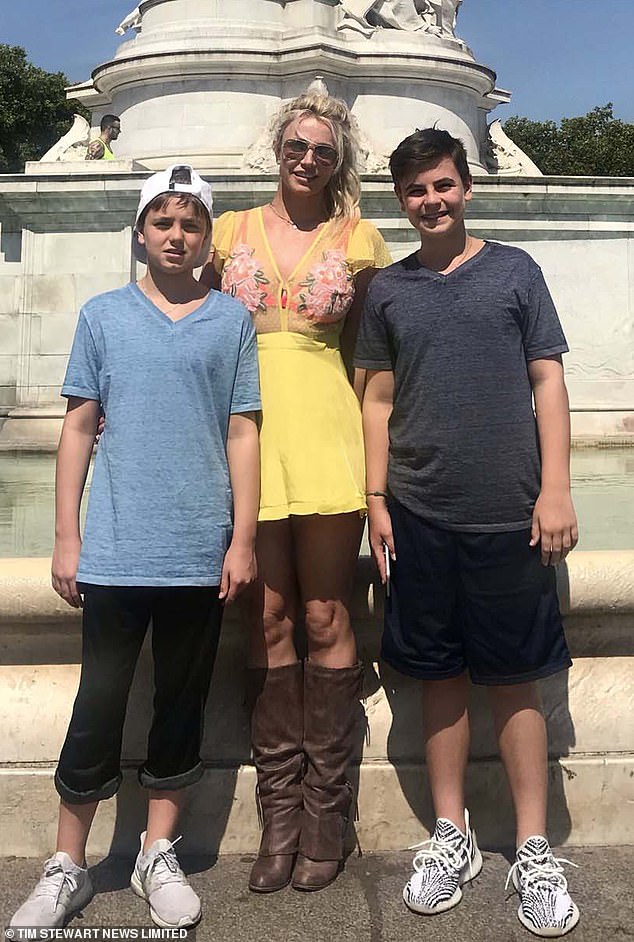 “She chose her children and her well-being over Paul,” a source exclusively told DailyMail.com (Pictured with Sean Preston, 18, and Jayden, 17)