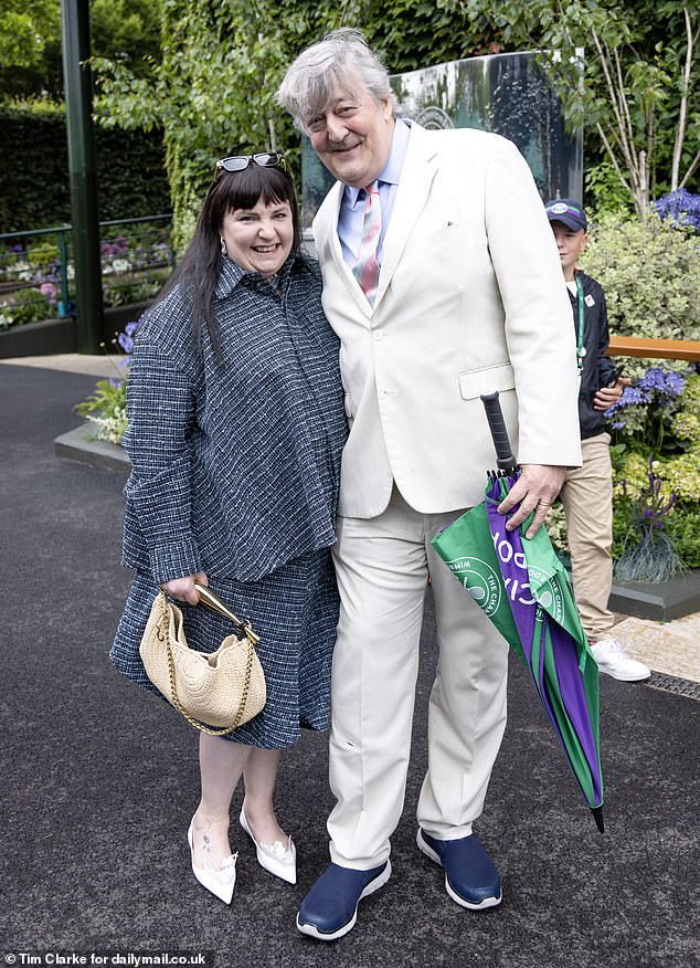 Lena Dunham Debuts Chic New Hairdo As She Joins Pal Stephen Fry In The ...