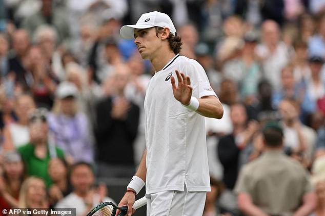 Instead of celebrating the victory over Fils, Minaur was very subdued (photo) and cast a concerned look at his supporters