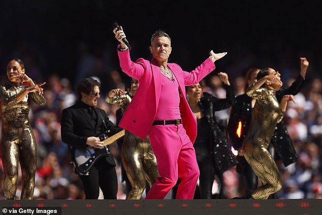 Football fans fondly remember Robbie Williams' 2022 performances