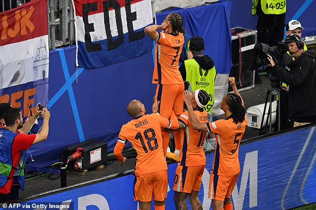 Simons celebrated his first goal of the tournament for the 'Orange Wall'