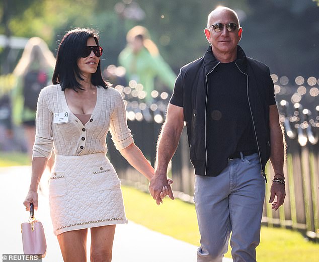 Jeff Bezos arrived in Idaho with his glamorous fiancée Lauren Sanchez, who sported a new bob haircut