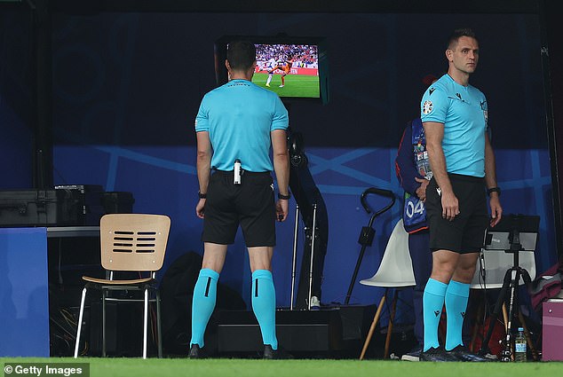 Referee Felix Zwayer was sent by the VAR to review his decision and decided to change his mind