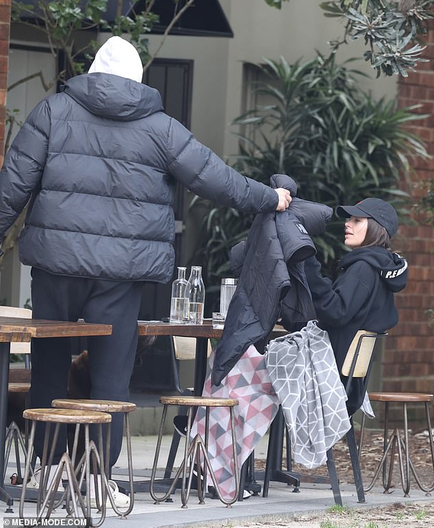 Once at the cafe, Mason further insulated herself from the cold by covering her legs with a blanket